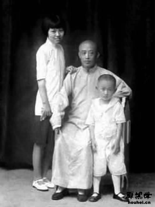 年轻时的李宗吾先生与家人合影 年轻时的李宗吾先生与家人合影