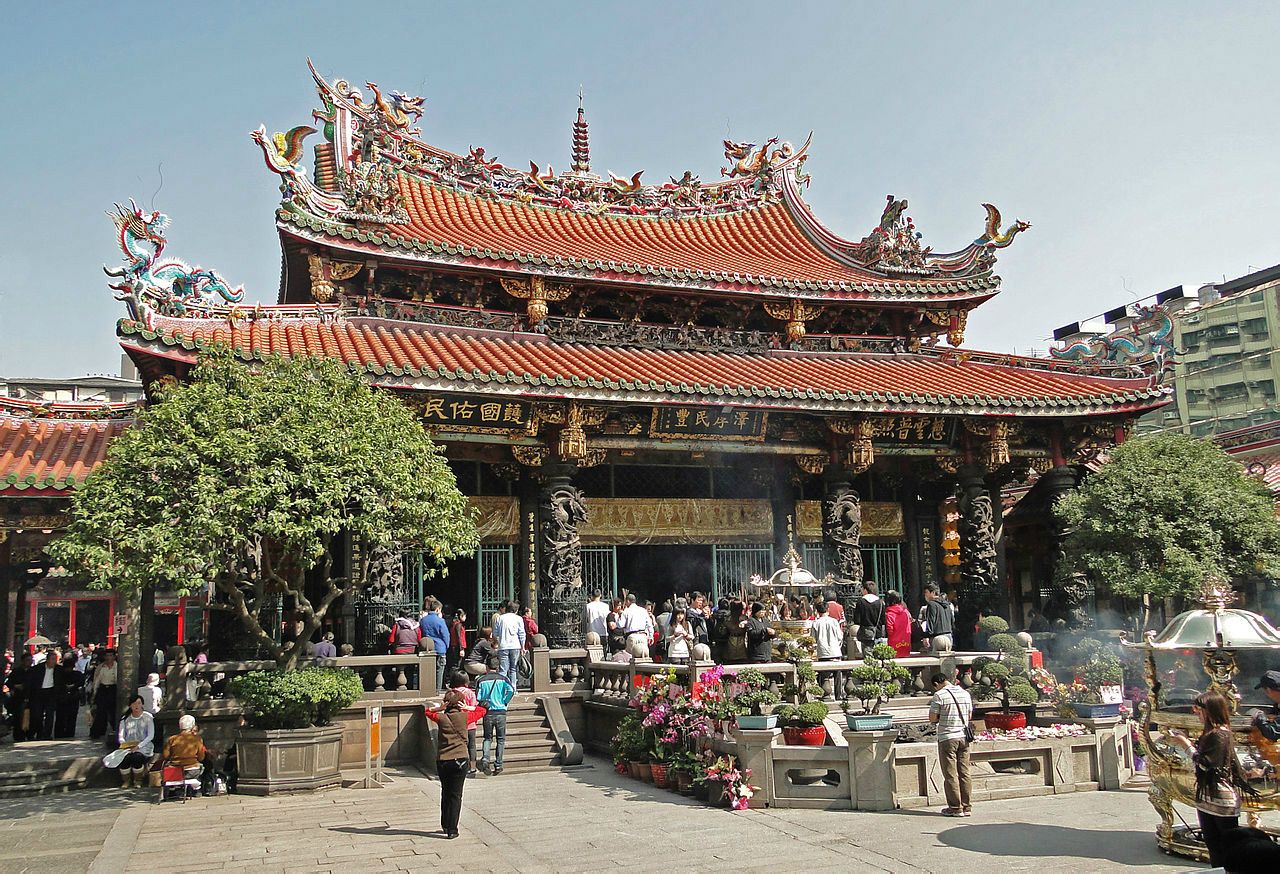台北市万华区的艋舺龙山寺是台湾着名的庙宇 台北市万华区的艋舺龙山寺是台湾着名的庙宇