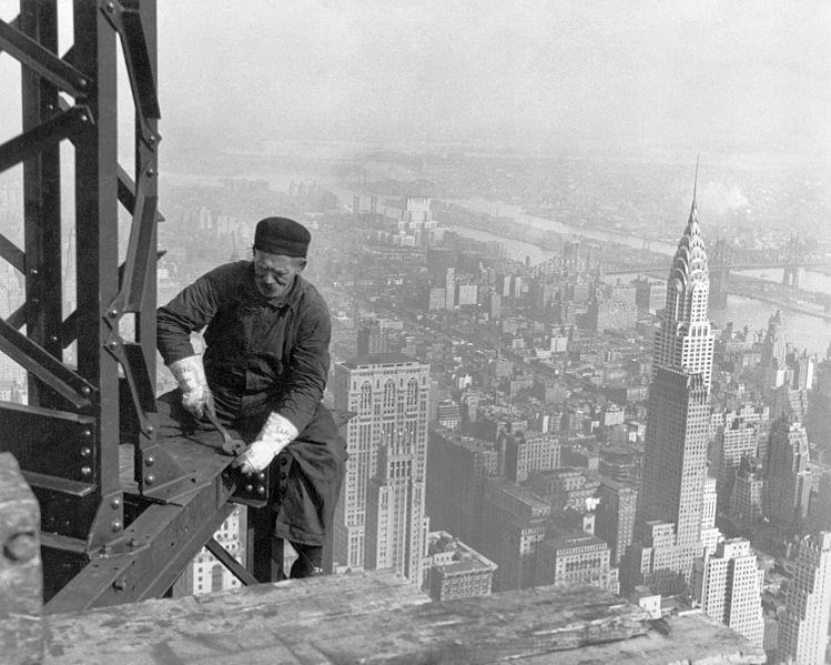 1930年建筑工人在帝国大厦上工作。 1930年建筑工人在帝国大厦上工作。