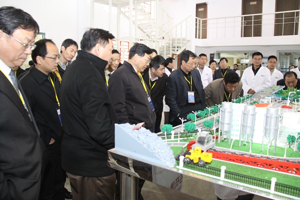 科技部专家组考察实验室建设情况 科技部专家组考察实验室建设情况