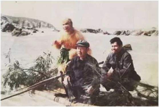 刘江发(左)与当地两名干部在拍摄现场合影 刘江发(左)与当地两名干部在拍摄现场合影