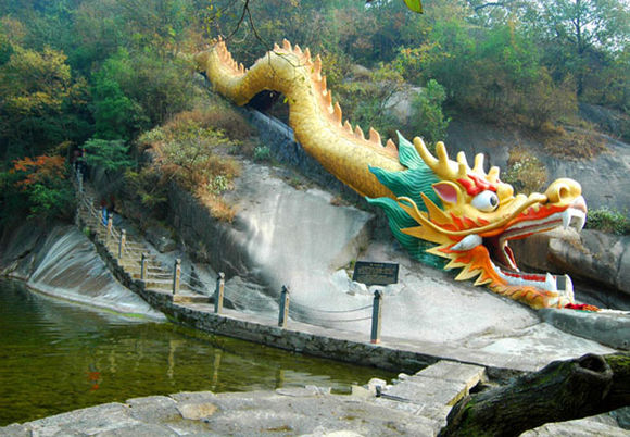 龙潭沟村(华宁县宁州镇咱乐村民委员会下辖村)