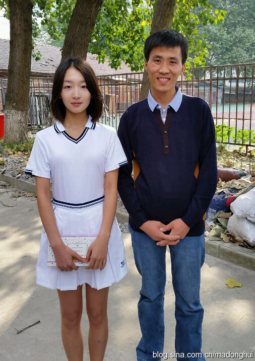 在电影《少年班》片场与周冬雨合影 在电影《少年班》片场与周冬雨合影