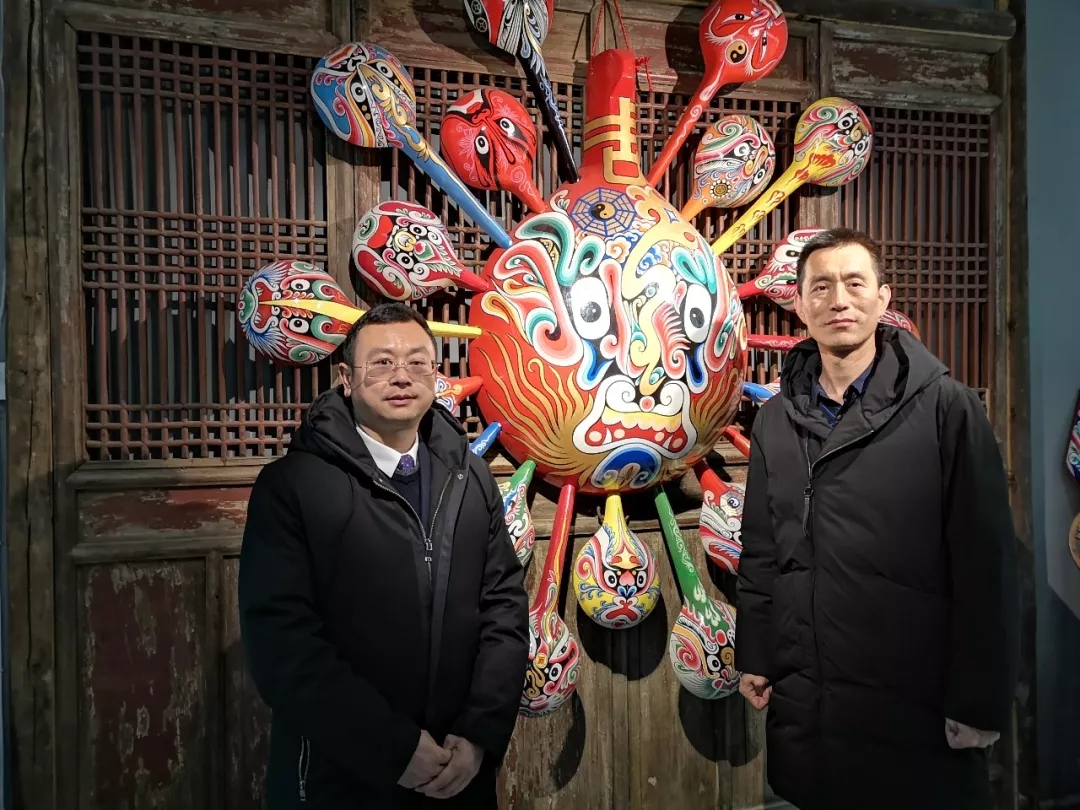 秦东魁与陕西省工艺美术大师薛亚兵合影 秦东魁与陕西省工艺美术大师薛亚兵合影