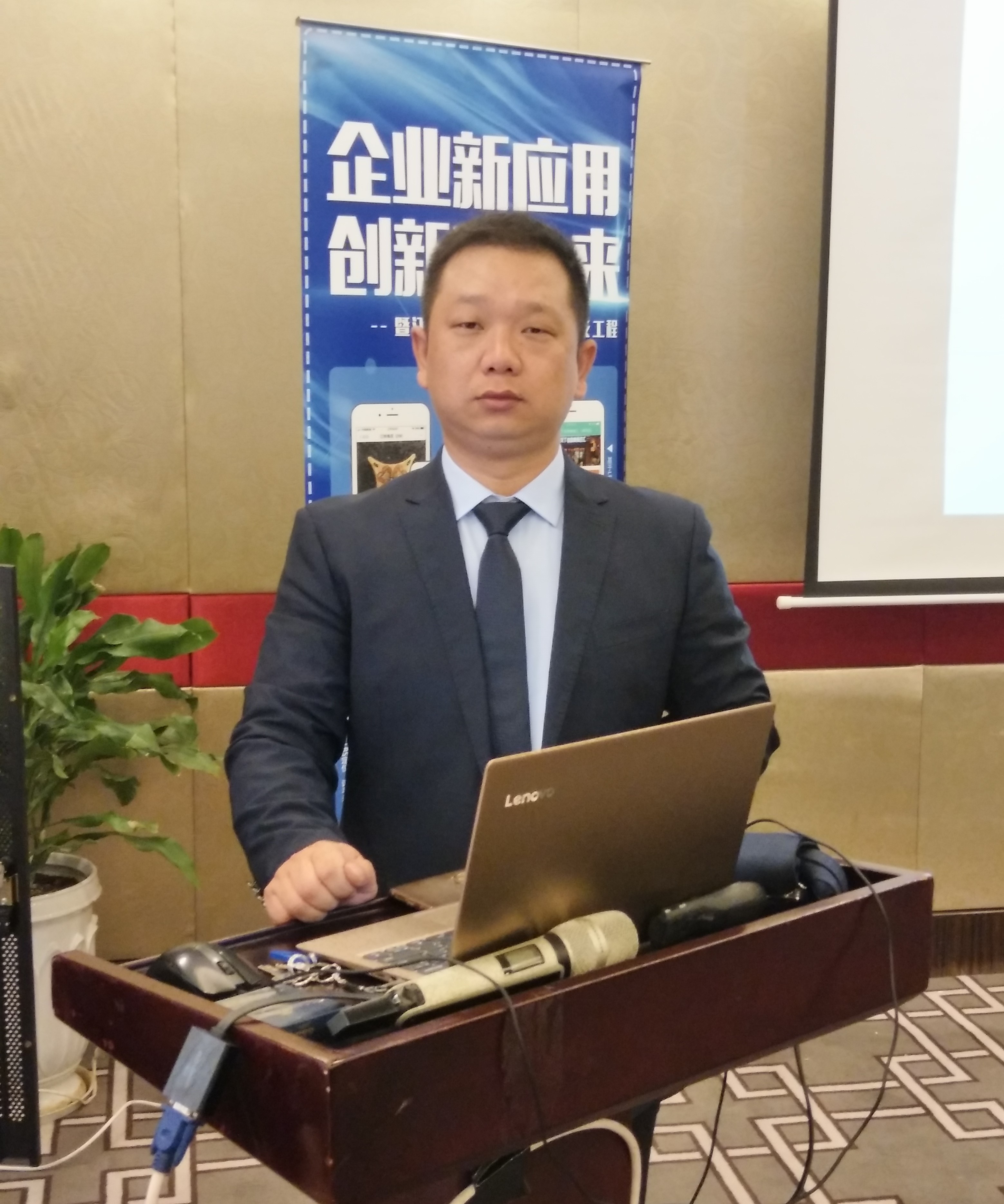 红歌中国行(丁晓红2011在三亚海棠湾举办的音乐会)