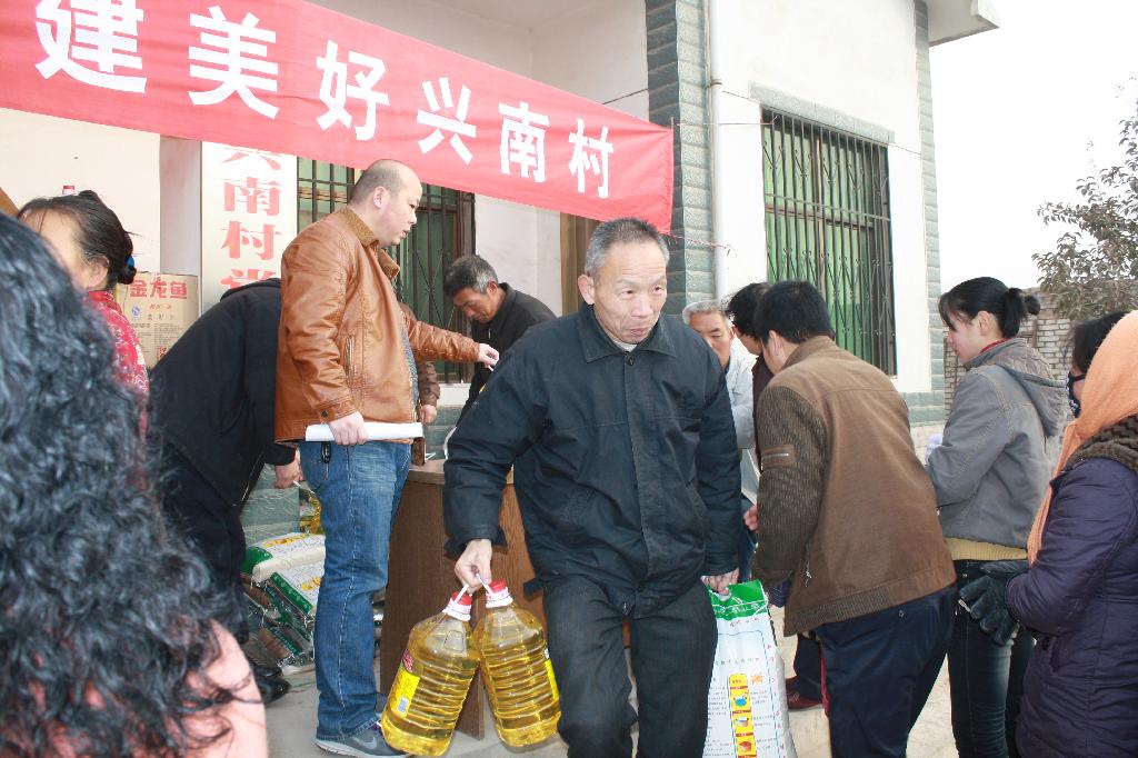 新合街道兴南村积极为村民办年货 新合街道兴南村积极为村民办年货