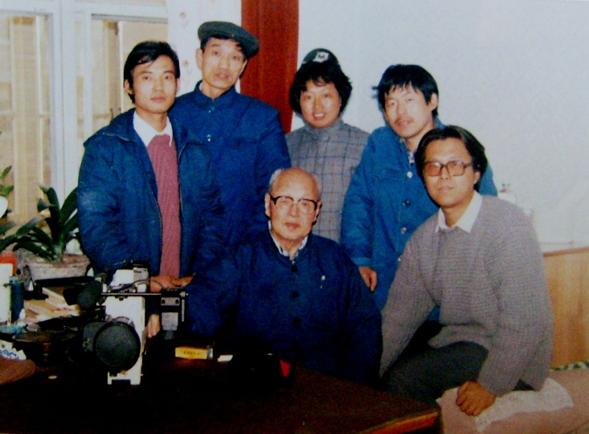 何海霞与中央台摄製组及学生臧伯良(右) 何海霞与中央台摄製组及学生臧伯良(右)