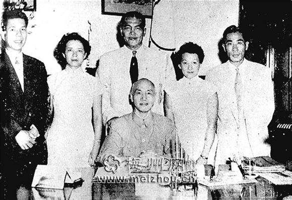 蒋介石与李惠堂合照 蒋介石与李惠堂合照