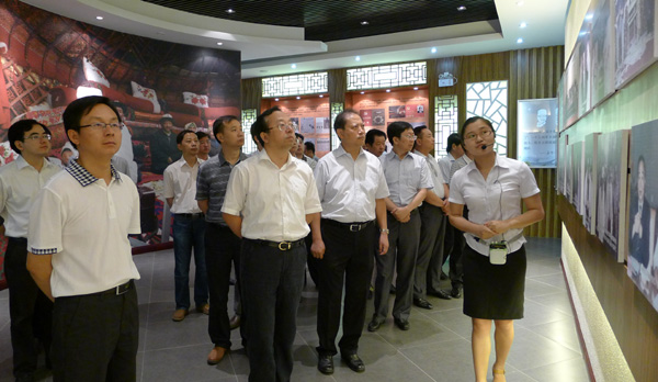 高邮市四套班子领导参观吴登云事迹展览馆 高邮市四套班子领导参观吴登云事迹展览馆