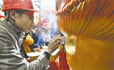 工人师傅正在贴金箔 工人师傅正在贴金箔