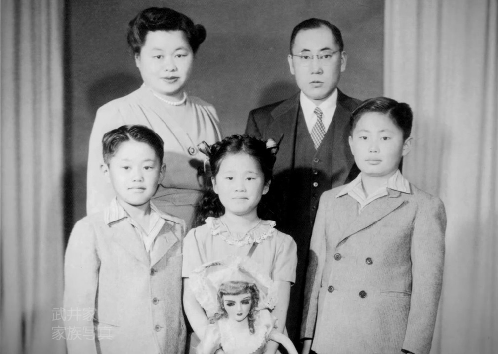 幼年乔治(前排右一)的家族写真 幼年乔治(前排右一)的家族写真