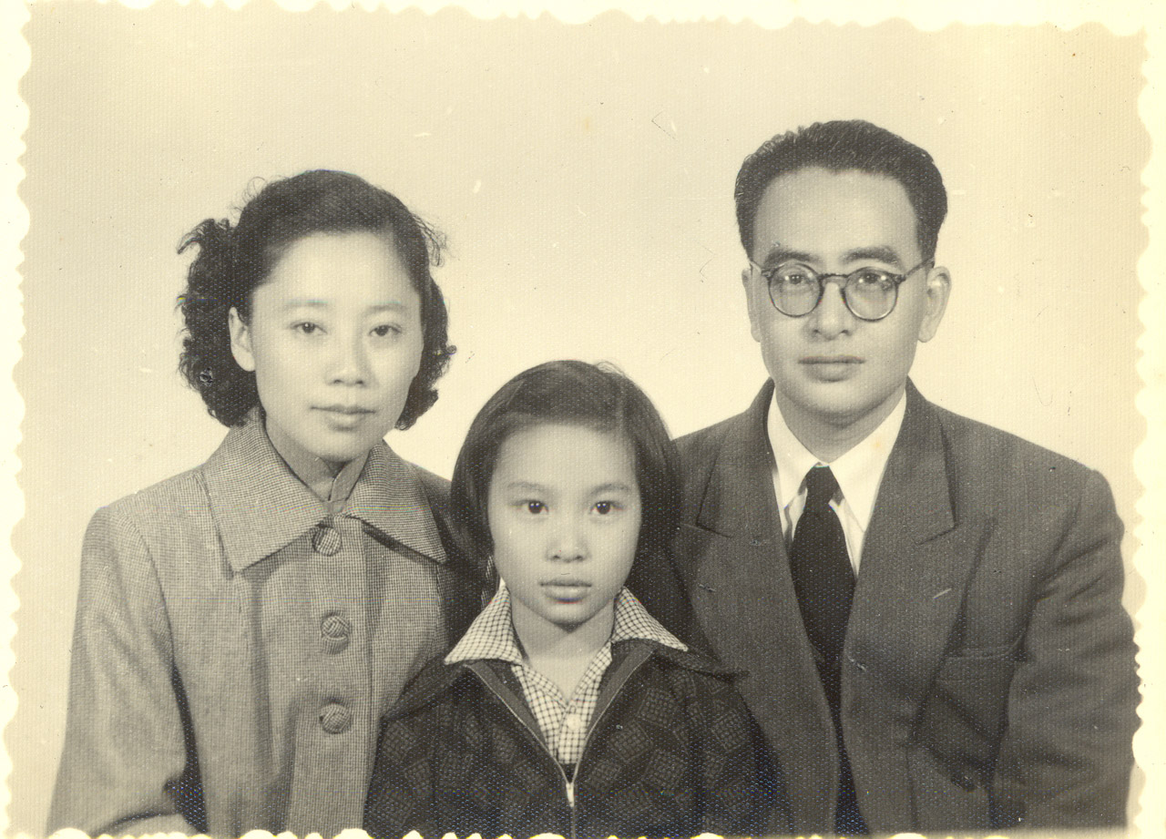 唐君毅先生与妻女(1953年8月) 唐君毅先生与妻女(1953年8月)