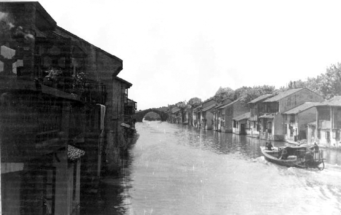 约1950年代无锡古运河,远处为清名桥。 约1950年代无锡古运河,远处为清名桥。