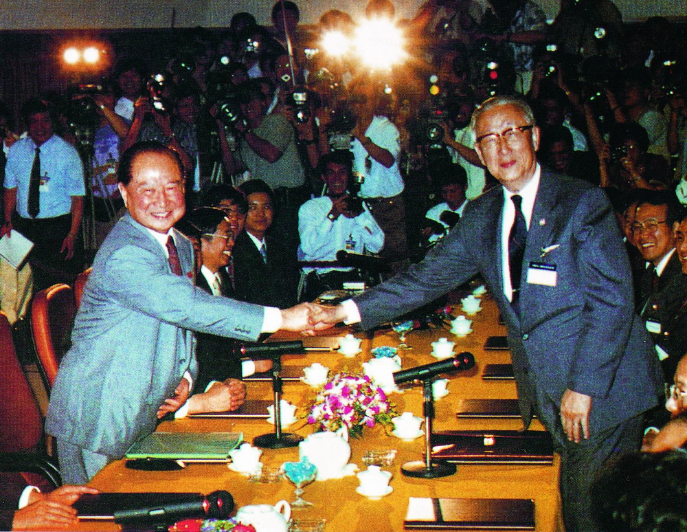 1993年4月汪辜会谈前汪道涵与辜振甫握手 1993年4月汪辜会谈前汪道涵与辜振甫握手