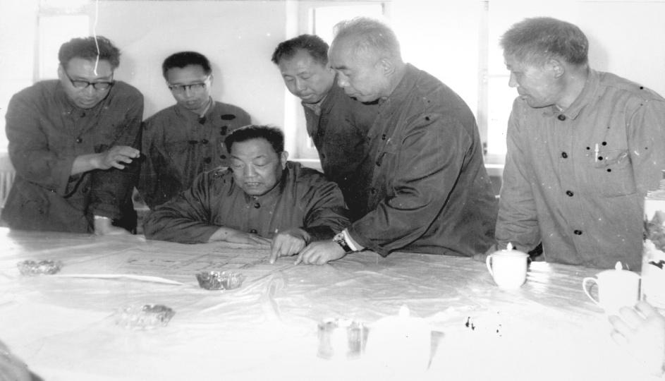 航天工业部部长张钧审查学校建设规划 航天工业部部长张钧审查学校建设规划