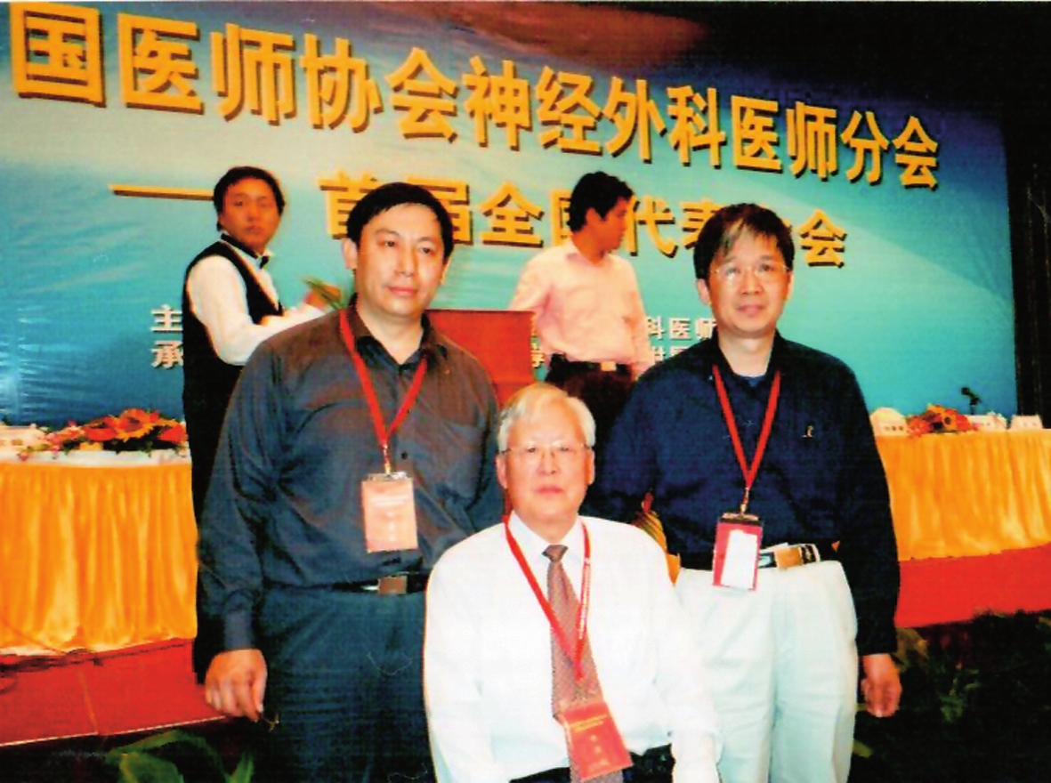吴斌教授(左一)与王忠诚院士(居中) 吴斌教授(左一)与王忠诚院士(居中)
