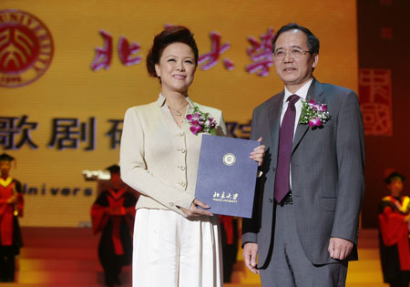 林建华常务副校长为金曼女士颁发任命书