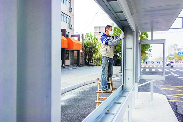 建设中的银河路公交站亭 建设中的银河路公交站亭