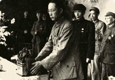 刘承钊接受华西大学校印(1951) 刘承钊接受华西大学校印(1951)
