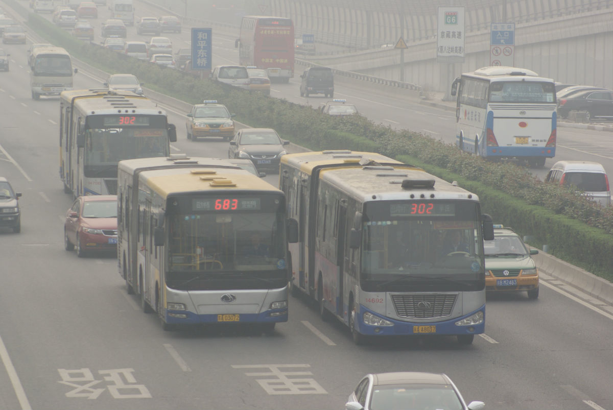 行驶在和平东桥的302路、683路 行驶在和平东桥的302路、683路