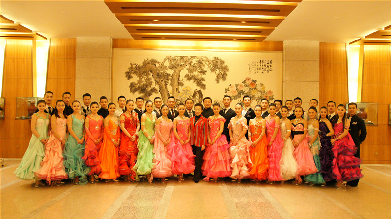在钓鱼台国宾馆大厅，全体师生合影