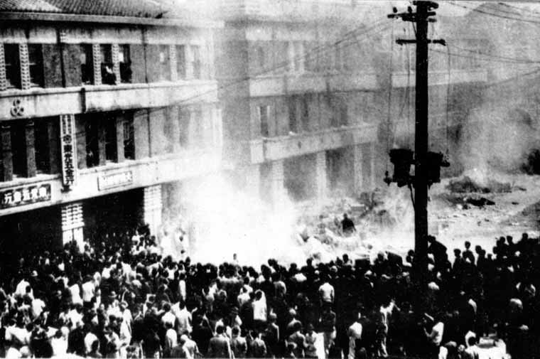 二二八事件聚集在专卖局台北分局门口的民众 二二八事件聚集在专卖局台北分局门口的民众