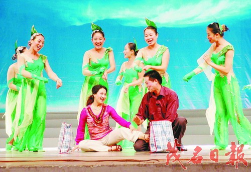 化州市调演的方言板剧《蛇袋缘》(图) 化州市调演的方言板剧《蛇袋缘》(图)