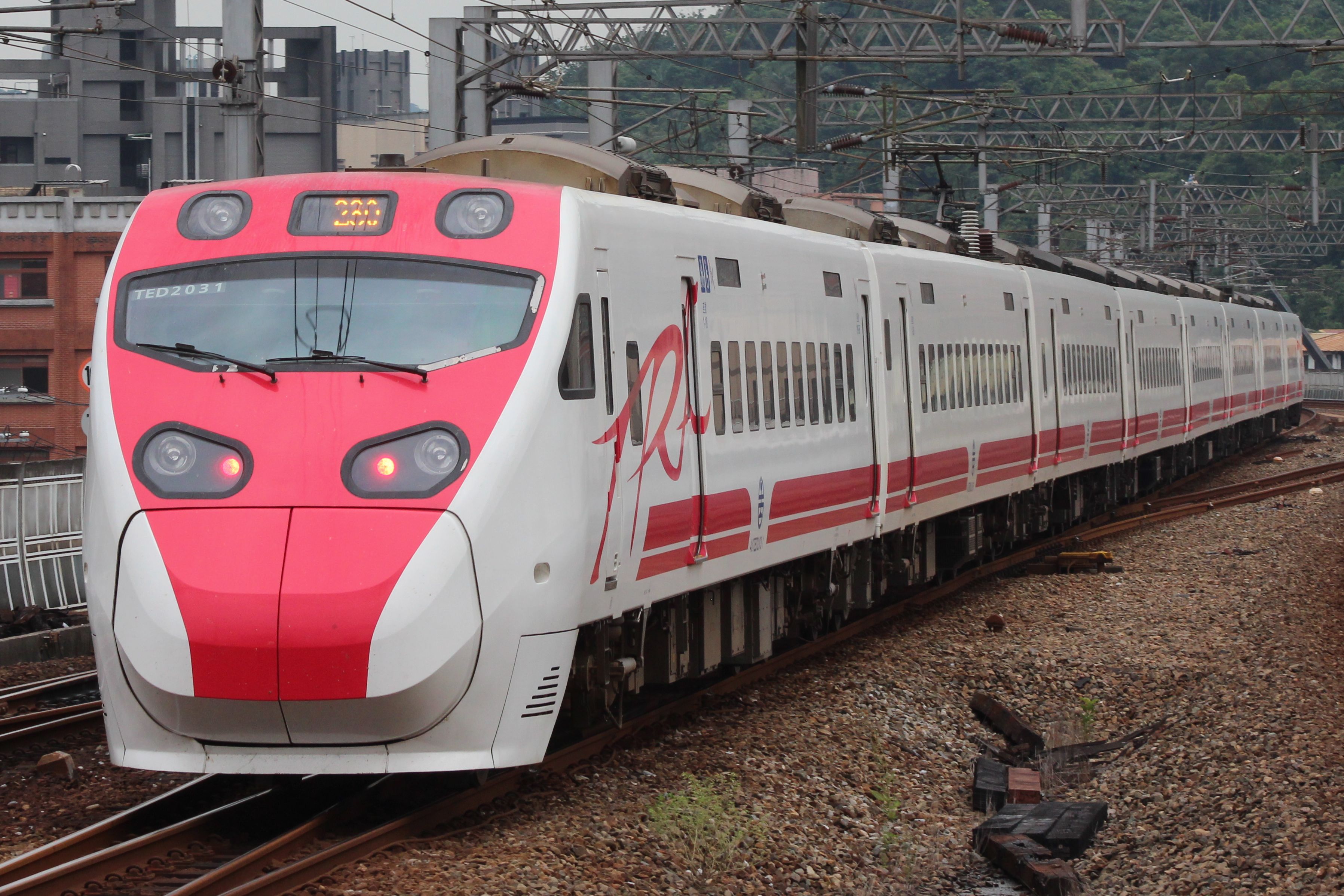 台铁TEMU2000型电联车