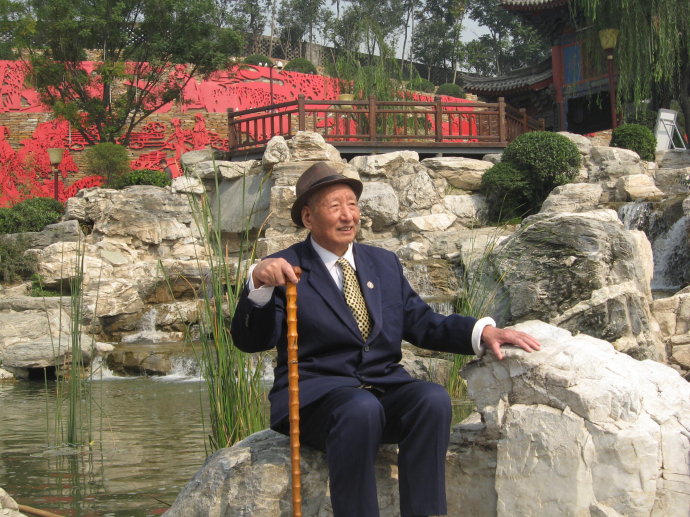 唐明邦教授在曲江(马宇田摄) 唐明邦教授在曲江(马宇田摄)